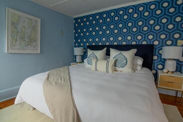 Отель The Burbank Rose Inn