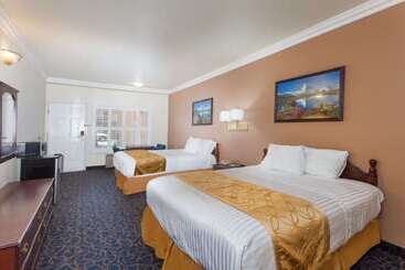 Отель Days Inn & Suites By Wyndham South Gate