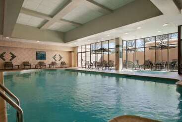 Отель Embassy Suites By Hilton Philadelphia Airport