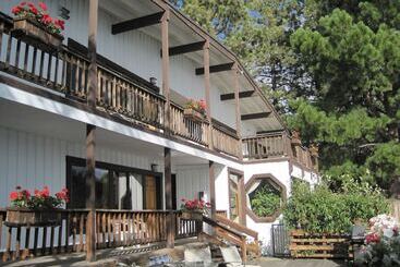 酒店 Holiday House