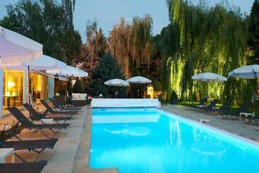 فندق Les Jardins d'Adalric