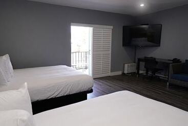 Отель Seaside Inn & Suites