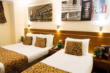 Отель Queens Park