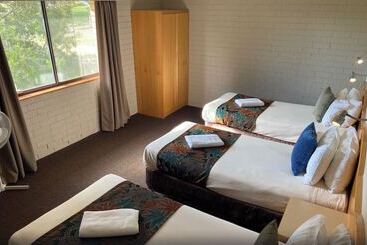 هتل Hilltops Retreat Motor Inn