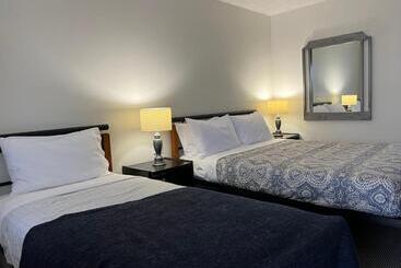 هتل Cooks Endeavour Motor Inn