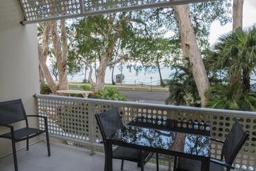 هتل Marlin Waters Beachfront Apartments