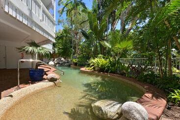 ホテル The White House Port Douglas