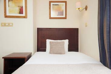 Bell Hotel & Inn By Greene King Inns