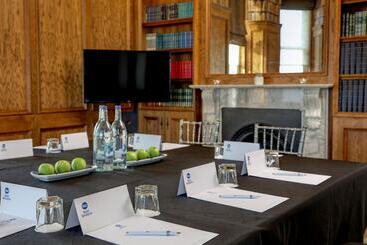 Отель Braid Hills