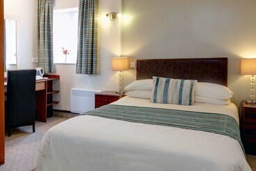 בית מלון כפרי Best Western Compass Inn