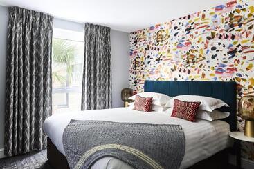 The Lodge Hotel   Putney