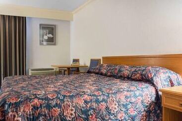فندق Econo Lodge By The Falls