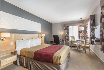 هتل Econo Lodge La Malbaie