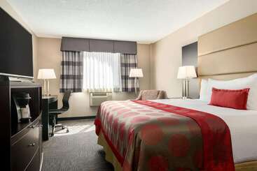 酒店 Ramada By Wyndham Saskatoon
