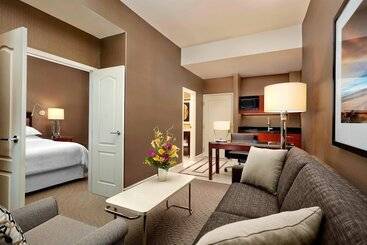 בית מלון כפרי Sheraton Suites Calgary Eau Claire