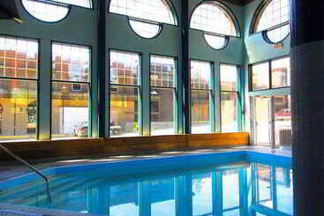 فندق Tonquin Inn