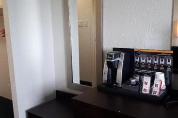 هتل Westwood Inn  And Indoor Water Park