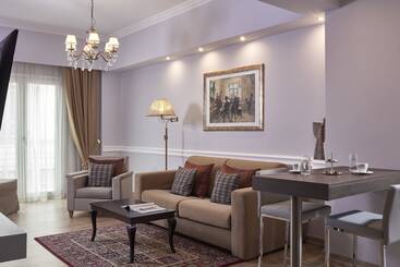 Ava Hotel And Suites