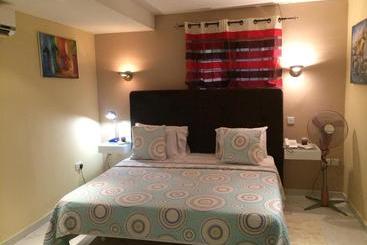 هتل Roses Guest House