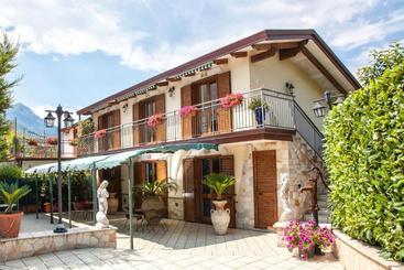 Отель Divina Costiera