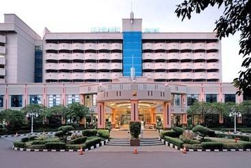 호텔 Sunlake Waterfront Resort & Convention