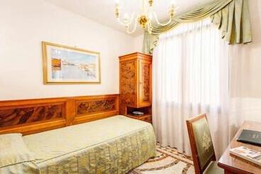 هتل Antica Casa Carettoni