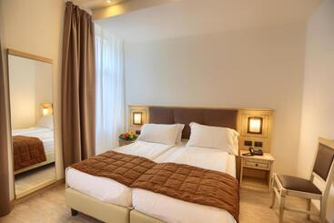 هتل Europa  Skypool & Panorama