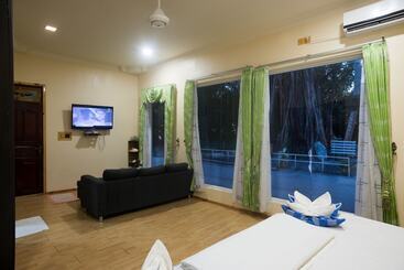 هتل Coral Reef View Inn