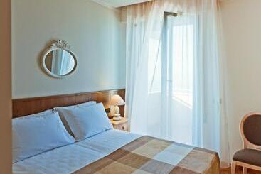 Отель Ambassador