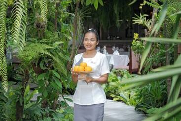 هتل Shintana Saya Residence