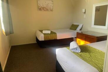 فندق Admirals Motor Inn