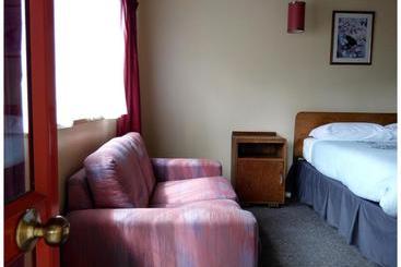 Larchwood Motel