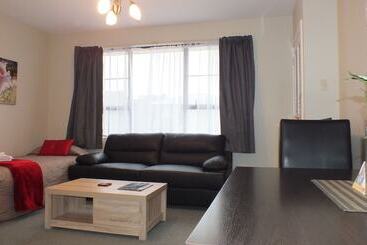 Econo Lodge Canterbury Court Motel