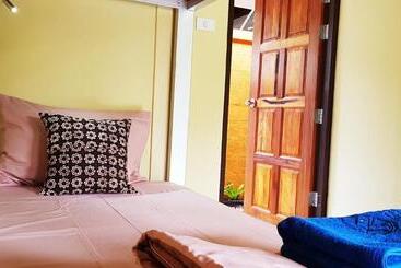 هتل Baan Hinlad Home And Hostel