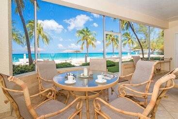 Жильё для туристов The Colonial Club, Oceanfront Condos