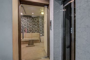 ホテル Crystal Studio By Oyo Rooms