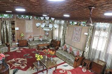 בית מלון כפרי Appollo Eleven Group Of Houseboats