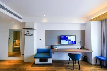 هتل Holiday Inn Express Yantai Fulai