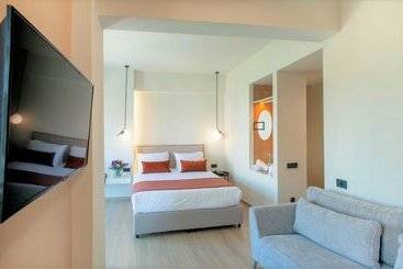 The City Hotel & Suites