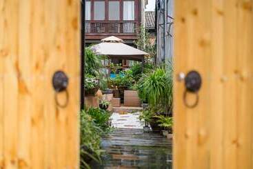 פנסיון Floral Joy Cat