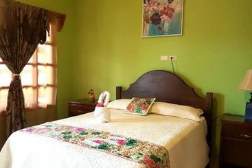 هتل Restaurante Y Pupuseria Mary