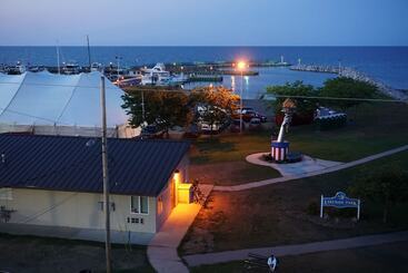 민박 The Purple Martin Lakeside Inn Bird Sanctuary On Lake Huron