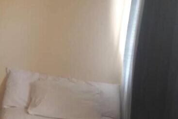 Отель Ekonumi Rooms At Benrosi Plaza