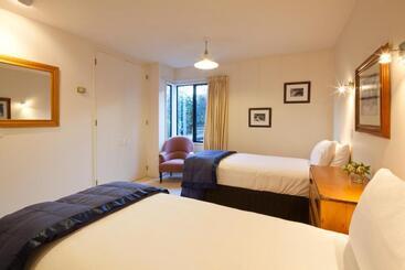 هتل Apartments At Spinnaker Bay