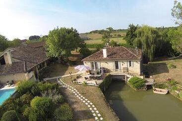 تختخواب و صبحانه Moulin Notre Dame