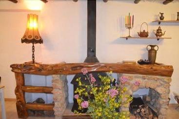 El Almendro Y La Montana