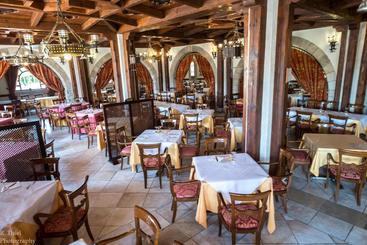 هتل Hostal Restaurante El Castillo