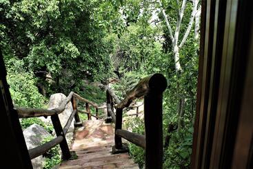 Отель Wag Hill Lodge
