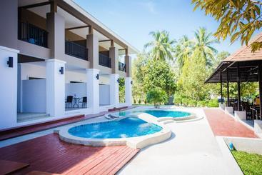 هتل The Retreat Khaolak Resort   Sha Extra Plus