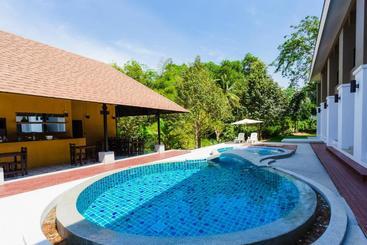 هتل The Retreat Khaolak Resort   Sha Extra Plus